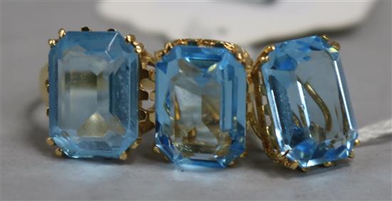 An 18ct gold and aquamarine earring and ring set